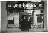 Västerås, kv. Manfred.
Joh. Öberg färghandel, Stora gatan 31. C:a 1910-1920.