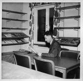 Tidningsläsning i Frövi Folkbibliotek, 1955