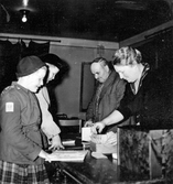 Utlåningsdisk i Frövi ABF- och IOGT-Bibliotek i Gamla folkets hus, Frövi, 1955