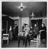 Besökare i Frövi ABF- och IOGT-Bibliotek i Gamla folkets hus, Frövi, 1955