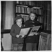 Unga besökare i Frövi ABF- och IOGT-Bibliotek i Gamla folkets hus, Frövi, 1955