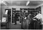 Utlåningsdisken i Grythyttans Folkbibliotek, 1955