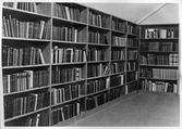 Hyllor i Guldsmedshyttans Folkbibliotek i Storå, 1955