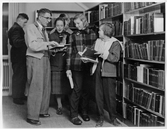 Besökare på Guldsmedshyttans Folkbibliotek i Storå, 1955