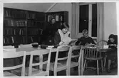 Långbord i Guldsmedshyttans Folkbibliotek i Storå, 1955