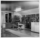 Läshörna och utlåningsdisk på Lekebergs Folkbibliotek i Fjugesta, 1955