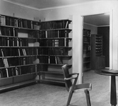 Bokhyllor och läsplats i Tysslinge Folkbibliotek i Garphyttan, 1955