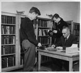 Utlåning av böcker på Tysslinge Folkbibliotek i Garphyttan, 1955