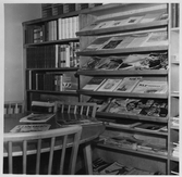 Tidningshylla i Viby Folkbibliotek i Vretstorp, 1950-tal