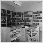 Bokhyllor och utlåningsdisk i Viby Folkbibliotek i Vretstorp, 1950-tal