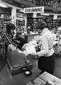 Disken för återlämning på Örebro Stadsbibliotek på Fabriksgatan, 1970-tal
