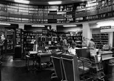 Utlåningshallen på Örebro Stadsbibliotek på Fabriksgatan, 1970-tal