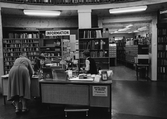 Informationsdisken i utlåningshallen på Örebro Stadsbibliotek på Fabriksgatan, 1980
