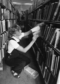 Hyllor i facksalen på Örebro Stadsbibliotek på Fabriksgatan, 1980