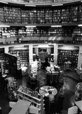 Utlåningshallen på Örebro Stadsbibliotek på Fabriksgatan, 1980