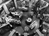 Utlåningshallen på Örebro Stadsbibliotek på Fabriksgatan, 1980