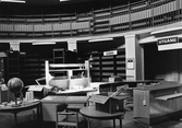 Tomma hyllor i utlångsingshallen på Örebro Stadsbibliotek på Fabriksgatan, 1981