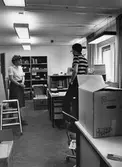 Uppackning på nya arbetsrummet på Örebro Stadsbibliotek på Näbbtorgsgatan, 1981