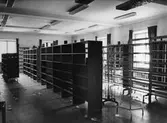 Tomma hyllor på Örebro Stadsbibliotek på Fabriksgatan, 1981