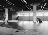 Städning och byggarbete på Örebro Stadsbibliotek på Näbbtorgsgatan, 1981