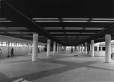 Städning innan öppnandet av Örebro Stadsbibliotek på Näbbtorgsgatan, 1981