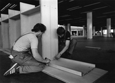 Montering av bokhyllor på Örebro Stadsbibliotek på Näbbtorgsgatan, 1981