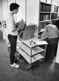 Uppackning i nya magasinet på Örebro Stadsbibliotek på Näbbtorgsgatan, 1981