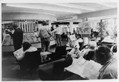 Tidningsläsning på Örebro Stadsbibliotek på Näbbtorgsgatan, 1981
