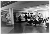 Tidningsläsning på Örebro Stadsbibliotek på Näbbtorgsgatan, 1981