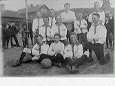 Varbergs Gifs juniorlag poserar på stadens första fotbollsplats som låg väster om kvarteret Lilla Kari. Bakom laget står barn, ett par byggnader skymtar till vänster och på höjden står en väderkvarn. Övre raden från vänster: Erik Johansson, Sten Lindberg, Albert Dahlenborg, Julius Bengtsson, Kruse Johansson. Mellersta raden: Karl Lindberg, Birger Johansson, Julius Stålbåge. Nedre raden: Karl Thorleif, Alfred Hammarkvist, L. Dahlöf.