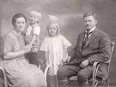 Familjebild. Mejerist August Johansson från Tvååker med fru och två barn.