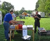 Korvförsäljning på Baronbackarnas 50-årsjubileum, 2004-09-05