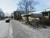 Cyklar utanför fritidsgårdens entré i Markbacken, 2004-04-22