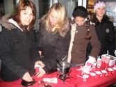 Glöggservering på julmarknad i Markbacken, 2005-12-10