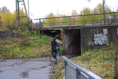 Cyklist på väg in i tunnel under Örebros norra infart, 2010-10-26