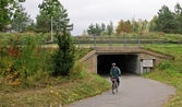 Cyklist kommer från tunnel under motorvägen, 2010-10-06