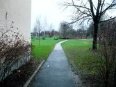 Gångväg vid hus i Oxhagen, 2006-12-06