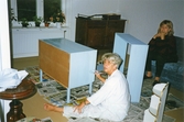 Margareta målar möbler, 1988