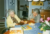 Signe och Harriet spelar memory, 1988