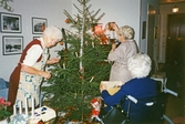 Julgranen pyntas, december 1989