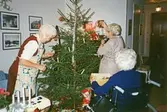 Julgranen pyntas, december 1989
