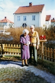 Bertil och Ebba på uteplatsen, 1990 februari