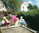 Dags att så vid uteplatsen, 1990