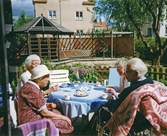 Nationaldagen firas med fika på uteplatsen, 1991 juni