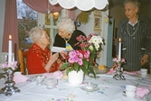 Tekla får ett brev när hon fyller 100 år, 1994