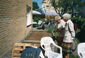 Tyra och Solveig vid odlingen, 1997