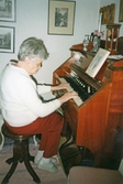 Boende spelar orgel, 1997