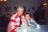 Maj-Britt med sällskap fikar,1998