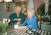 Greta och Märta mal kaffe, 1998