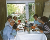 Brukarna äter måltid tillsammans, 1985